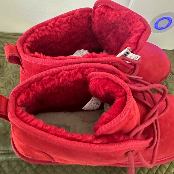 🔥🔥 Red Ugg Neumel Boots! 👢 🔥🔥 - Picture 2 of 5